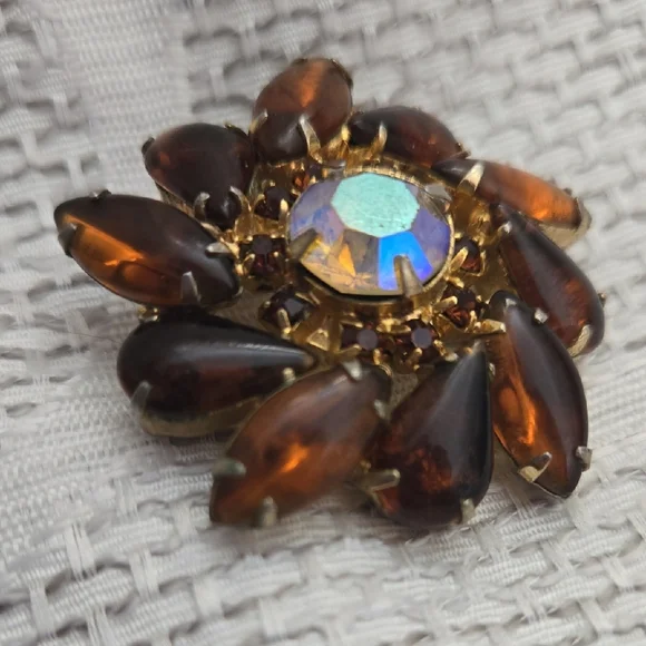 VINTAGE Gold and Brown Floral Brooch - Picture 3 of 11